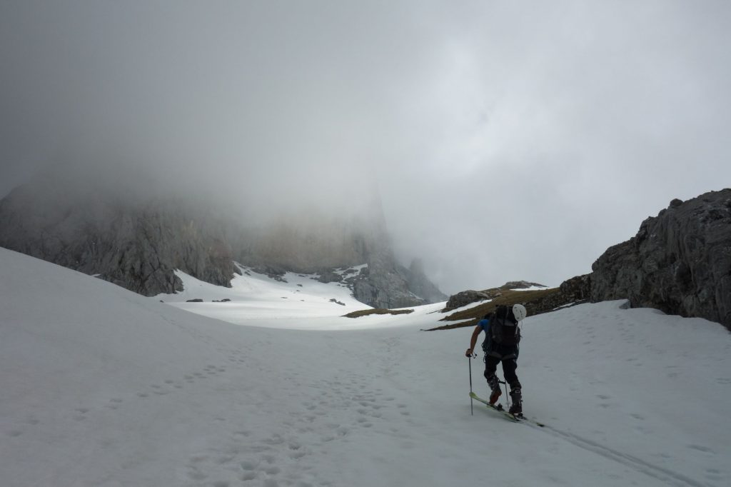 Arrivée au refuge dans la brume durant le séjour dans les Picos de Europa