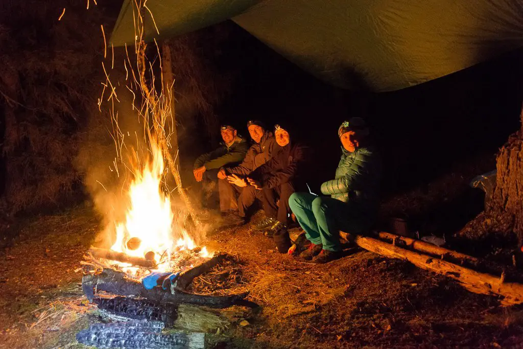 Premier feu de camp sous notre tarp en laponie suédoise durant notre séjour randonnée à Sarek
