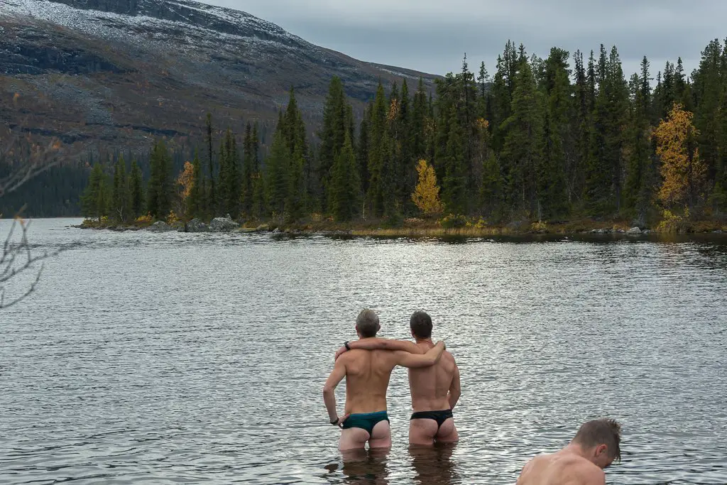 Un bon bain glacial, ça rapproche ! lors de notre séjour randonnée à Sarek