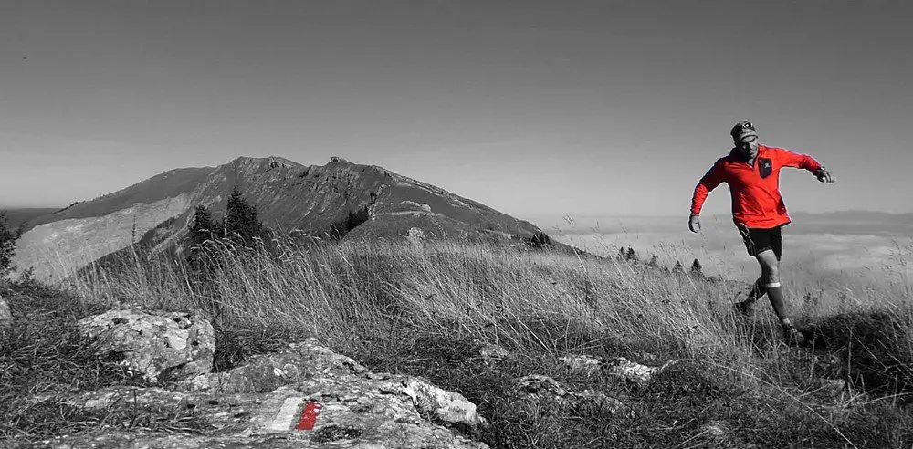 Sur les crêtes du Jura noir et blanc et rouge lors du Jura Peak Challenge 