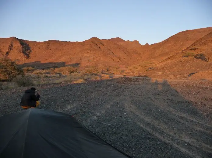 Bivouac dans les montagnes lors du séjour escalade à Oman