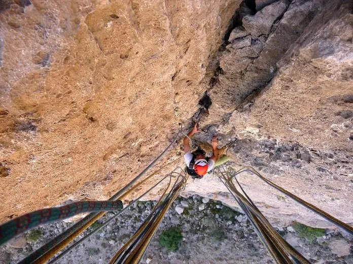 Rocher acéré lors du séjour escalade à Oman