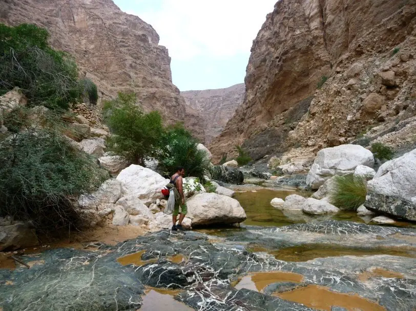 Approche dans un wadi à Oman durant la session escalade à Oman