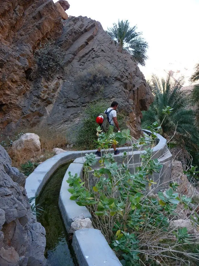 Approche sur un falaj lors du voyage à Oman