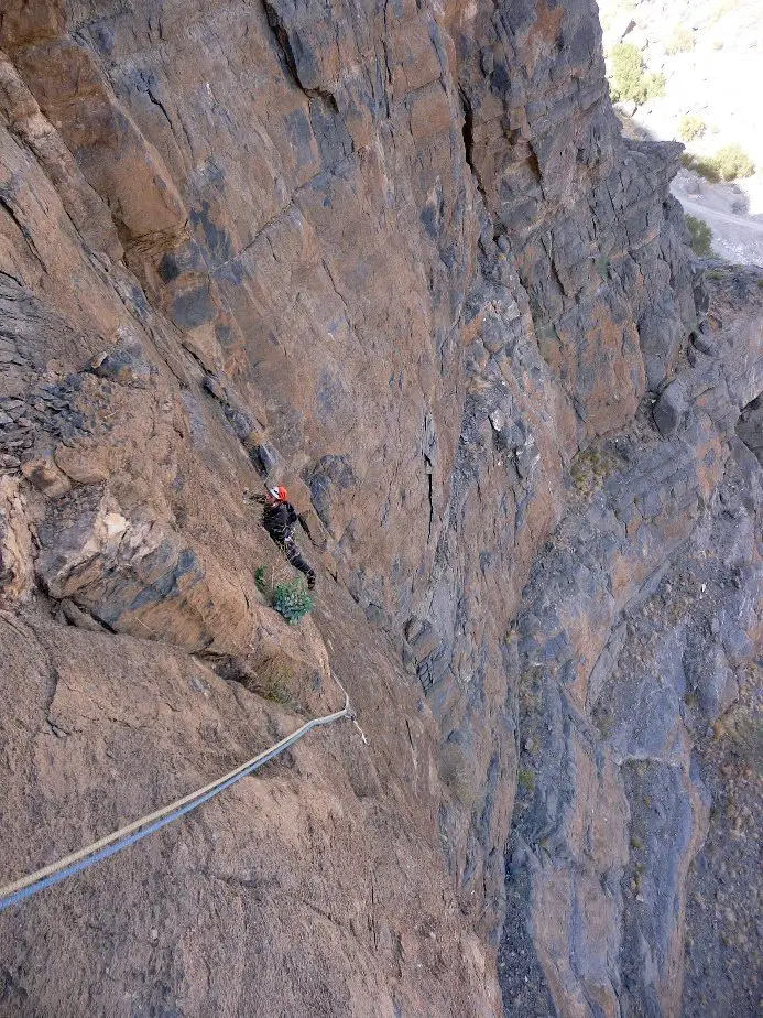 Dans la voie Djinn Tonic pendant notre session escalade à Oman