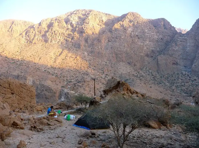 Bivouac dans le canyon de Tiwi pendant le séjour escalade à Oman