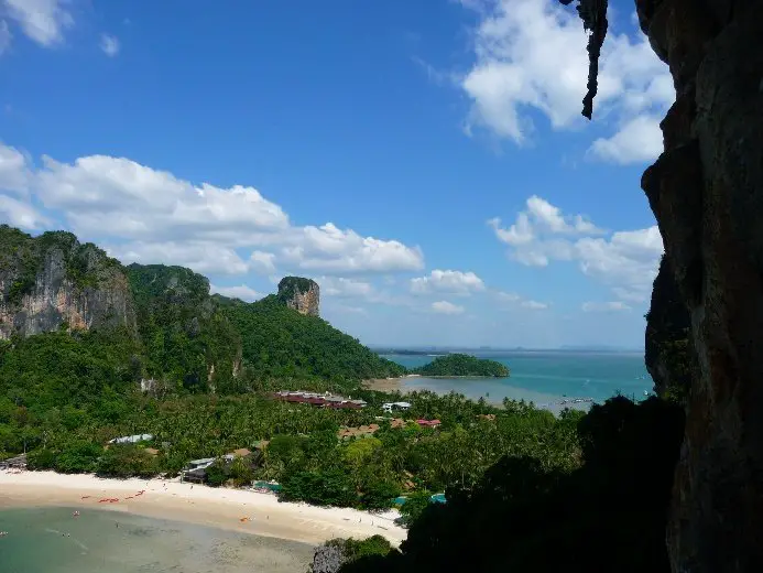 Vue panoramique en Thaïlande des falaises d'escalade 