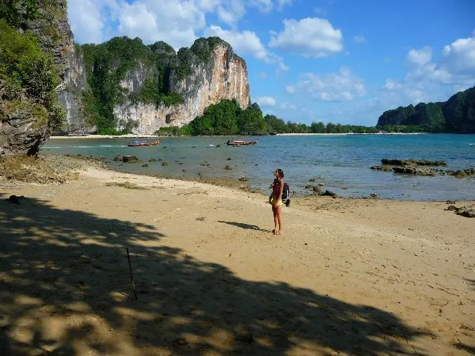 Contemplant les falaises dominant la plage en Thaïlande