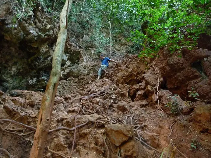 En descendant au lagon en Thaïlande