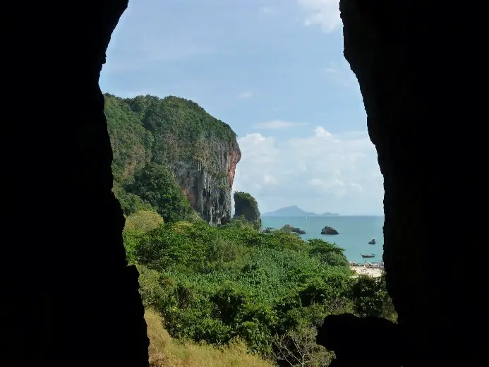 Vue depuis l'intérieur de la grotte avec fond de paysage thaïlandais Vue depuis l