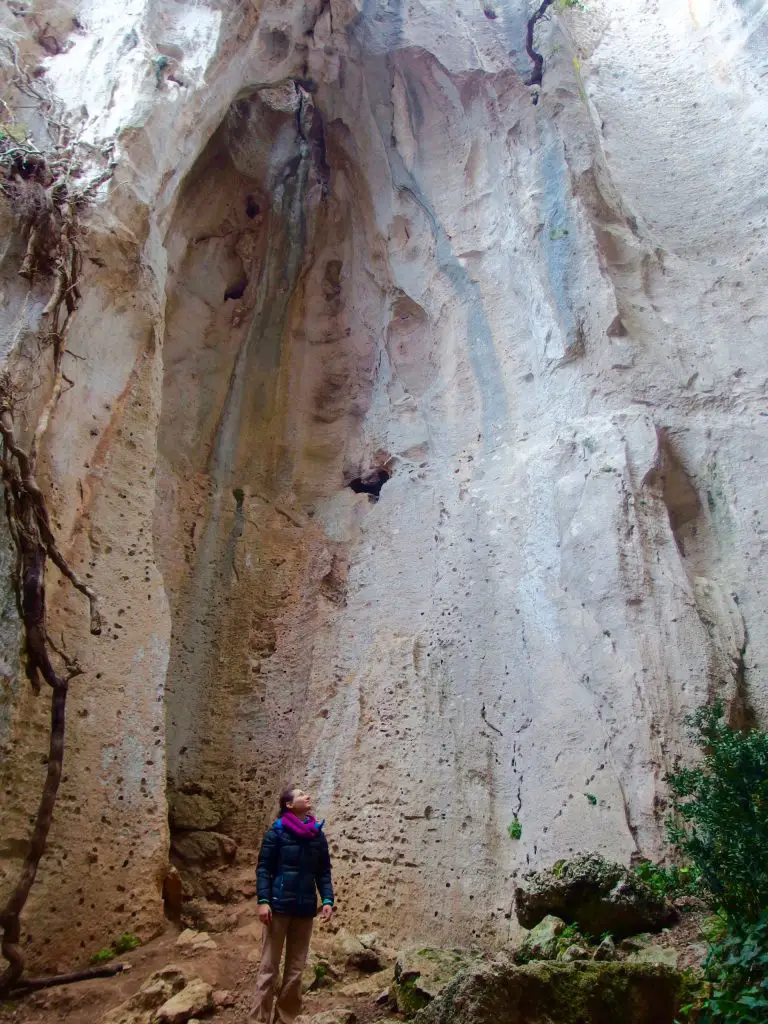 Marion se préparant à grimper en plein hiver (Finale Ligure) lors d