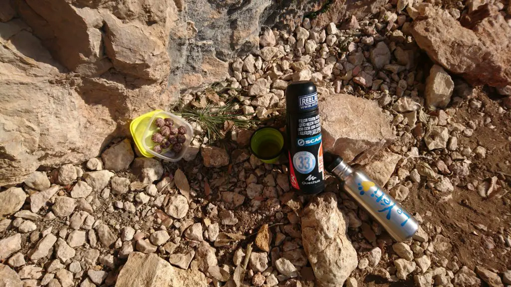 Thermos et gourde pour la falaise (et des bouchées énergétiques Mangeons Sport) durant une session escalade en hiver