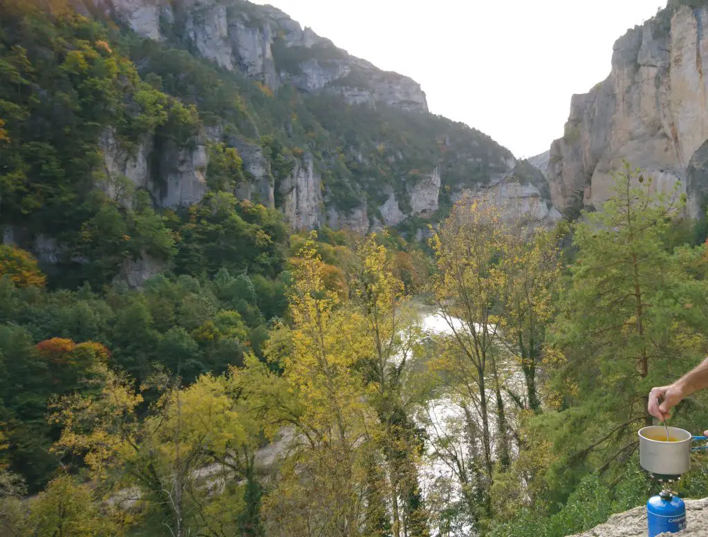 L'utilisation du réchaud en falaise lors d'une sortie escalade en hiver L