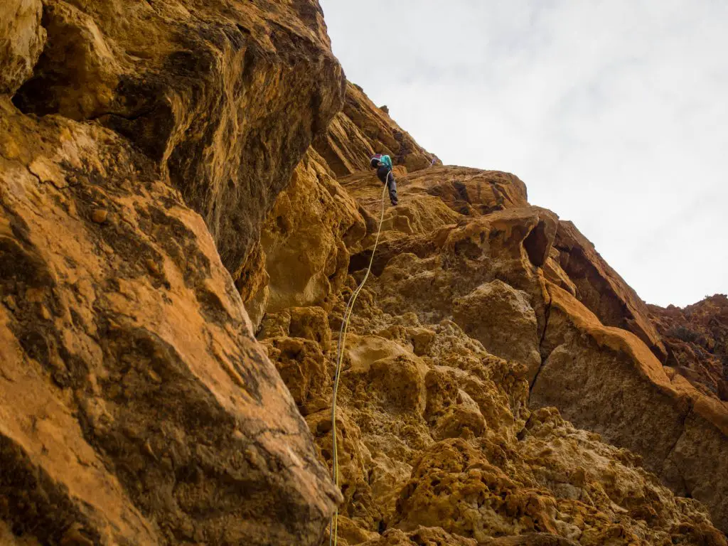 Marion descendant en rappel à Cap Canaille, l