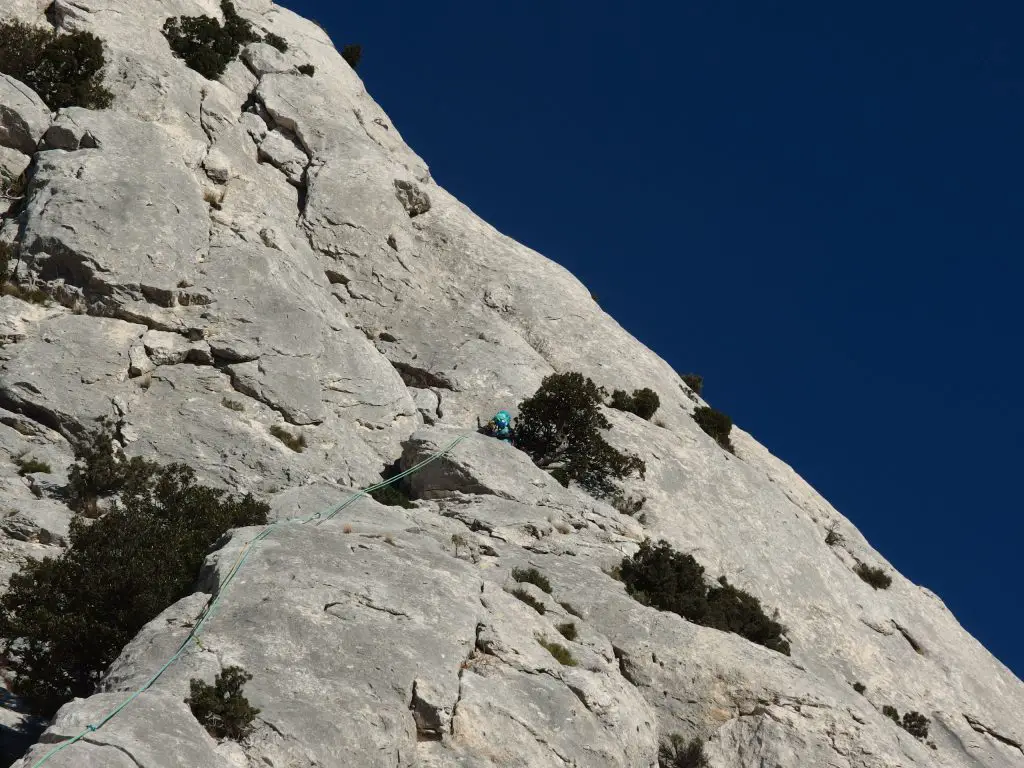 Marion posant un rappel à La Sainte Victoire, grande voie en trad, l