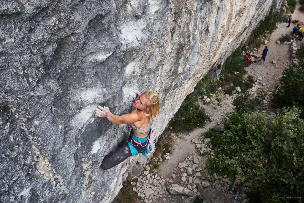 Alina TOLMUNEN dans La Fuite en Avant 7c sur le site d