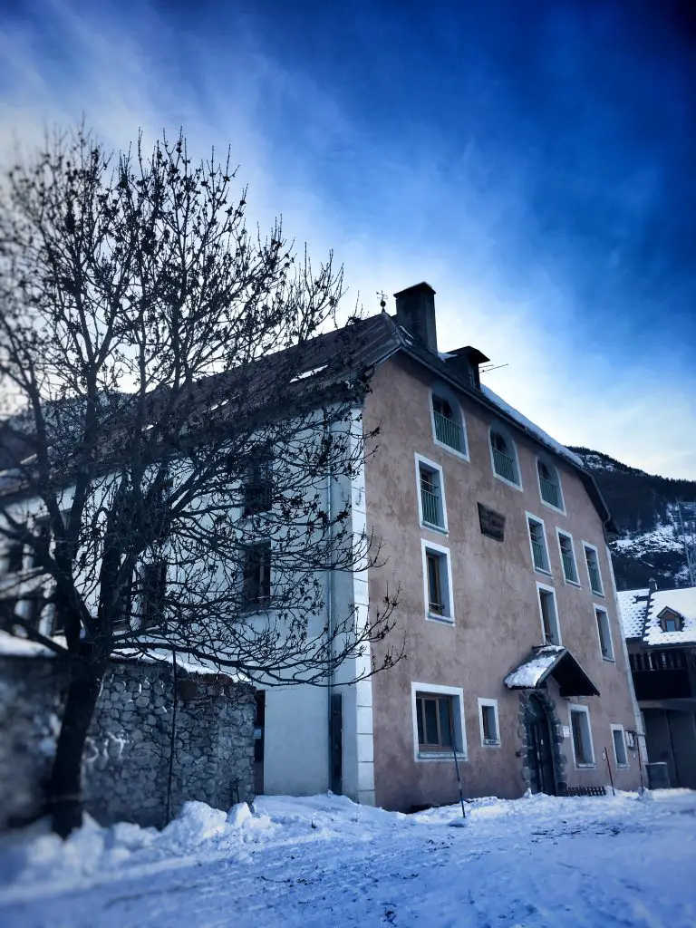 Auberge de jeunesse de Serre-Chevalier près du village du Bez