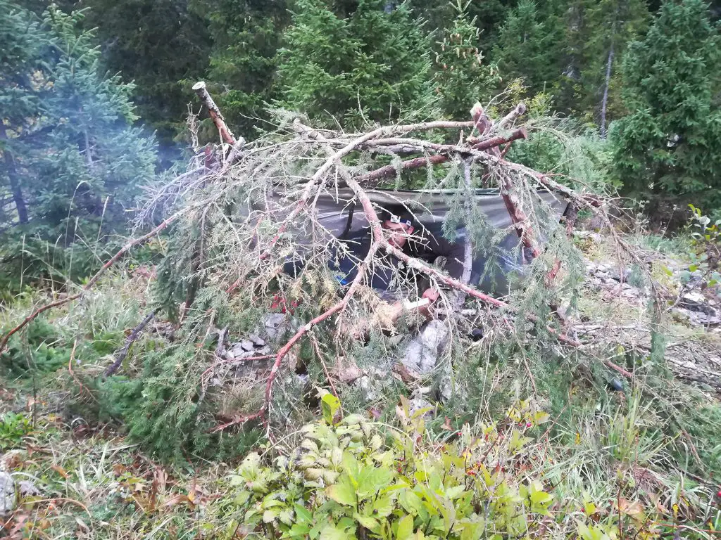 Bivouac improvisé en stage de survie