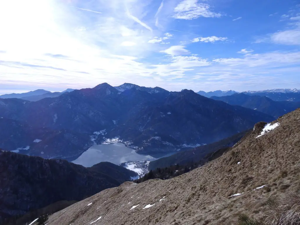 Vue sur le lac en Italie depuis le sommet