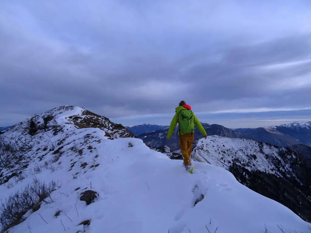 Ingrid FARGE entre marche et course sur les crêtes au Cima Pari