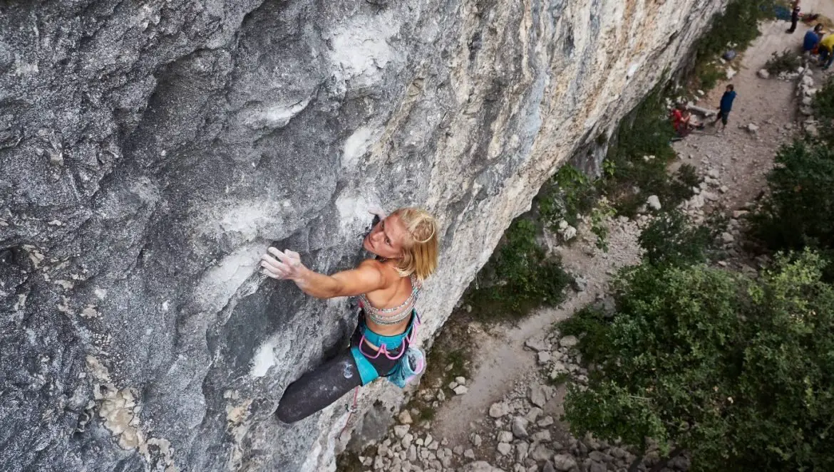 Alina TOLMUNEN dans La Fuite en Avant 7c sur le site d'escalade saint léger du ventoux