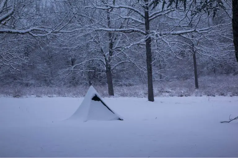 Bivouac sous la neige en stage de survie