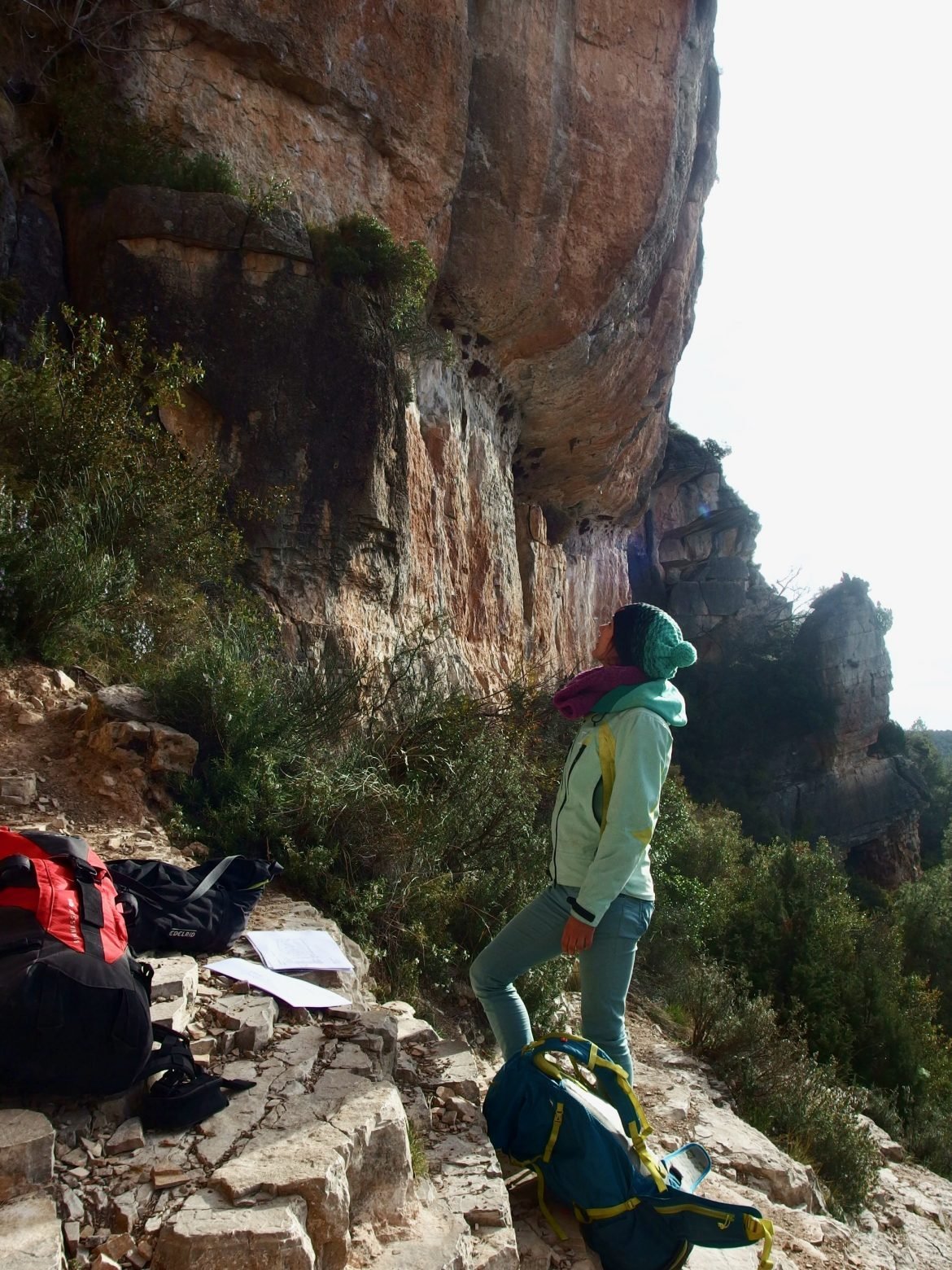 Marion se préparant à grimper en plein hiver (Finale Ligure) lors d'une sortie escalade en hiver