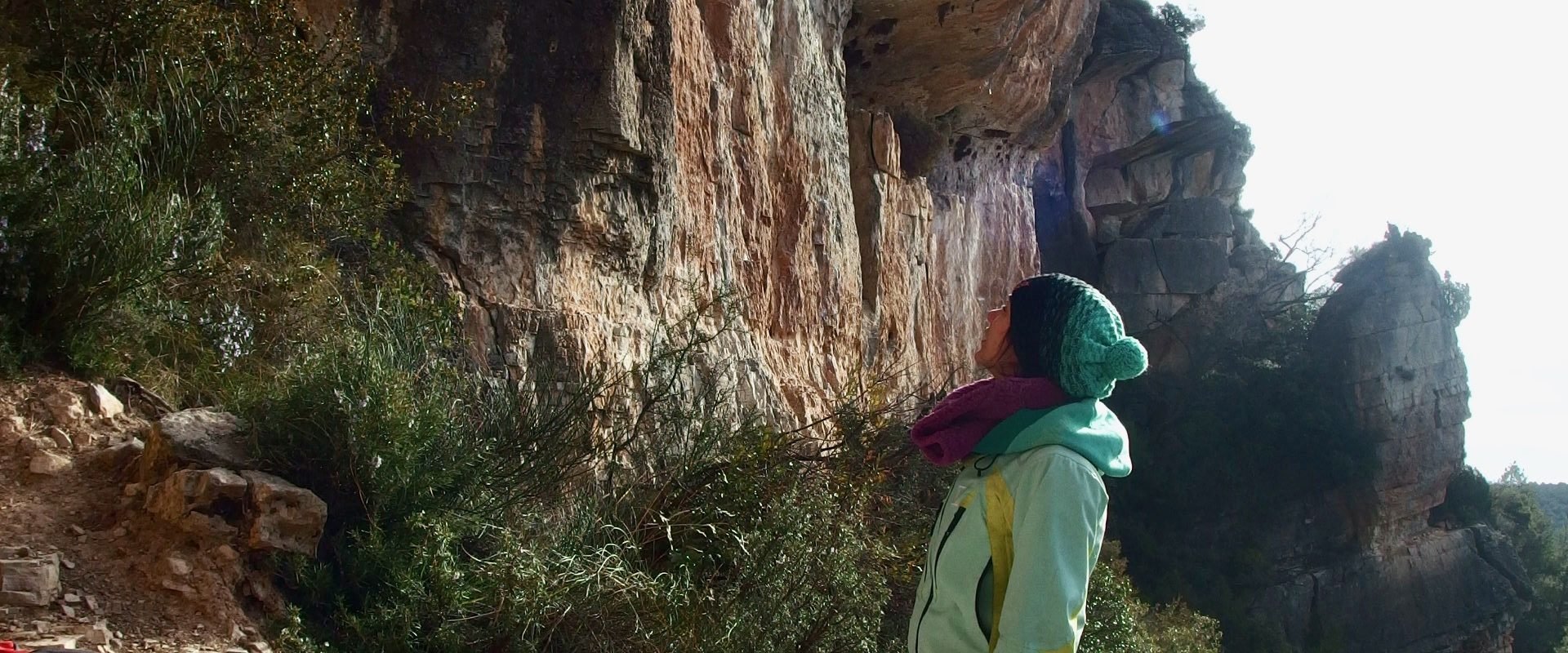 Marion se préparant à grimper en plein hiver (Finale Ligure) lors d'une sortie escalade en hiver