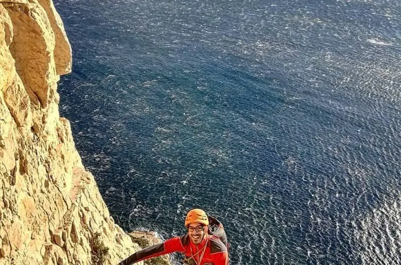 Yoann FOULON grimpant dans L'alchimie de la douleur aux Calanques