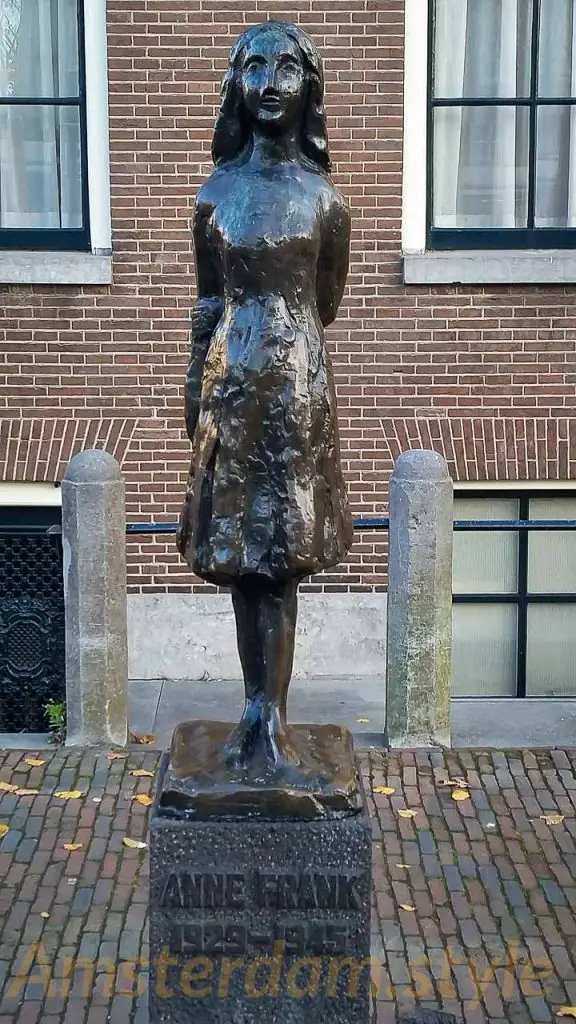 Statue devant le musée de Anne Frank Statue devant le musée de Anne Frank