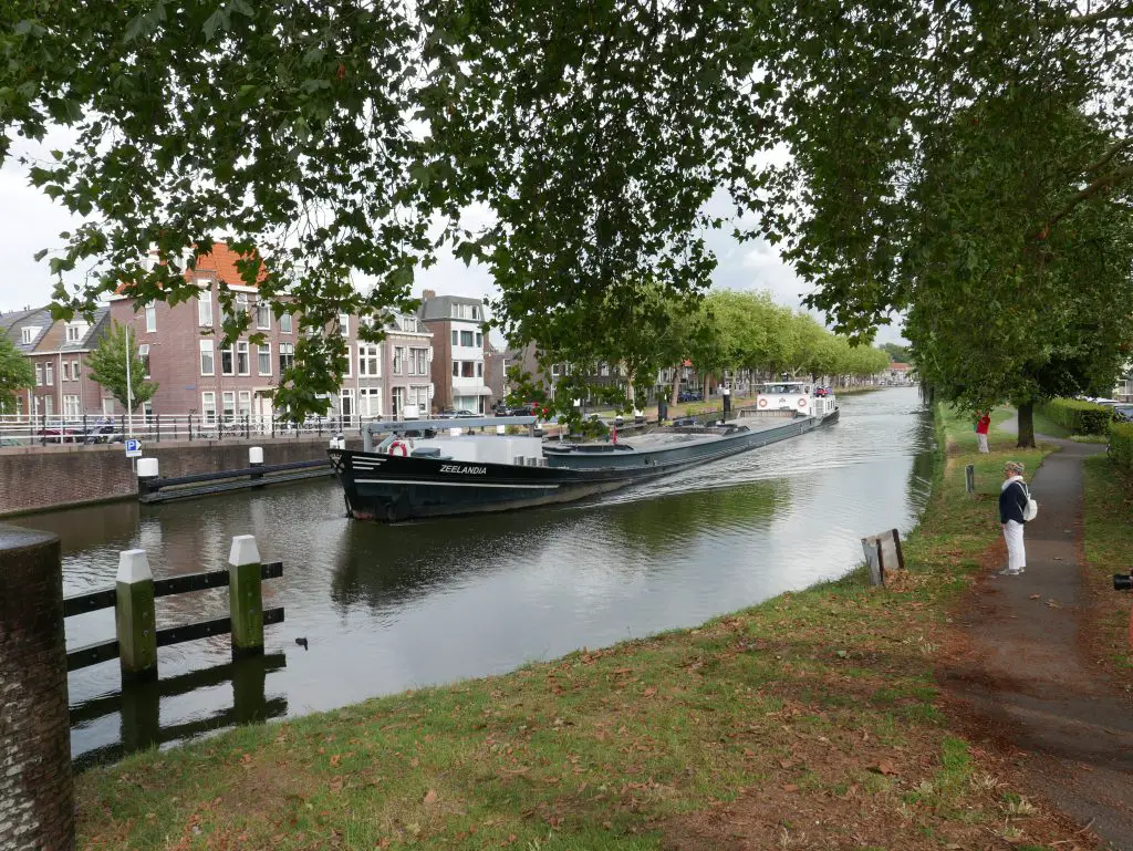 Péniche traversant la ville de Delft