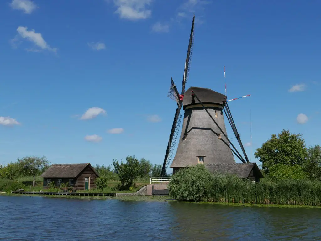 Visite en bateau, à pied ou en vélo des 19 moulins de Kinderdijk