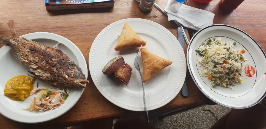 Repas à base de poisson pêché quelques heures avant dans les eaux de Zanzibar