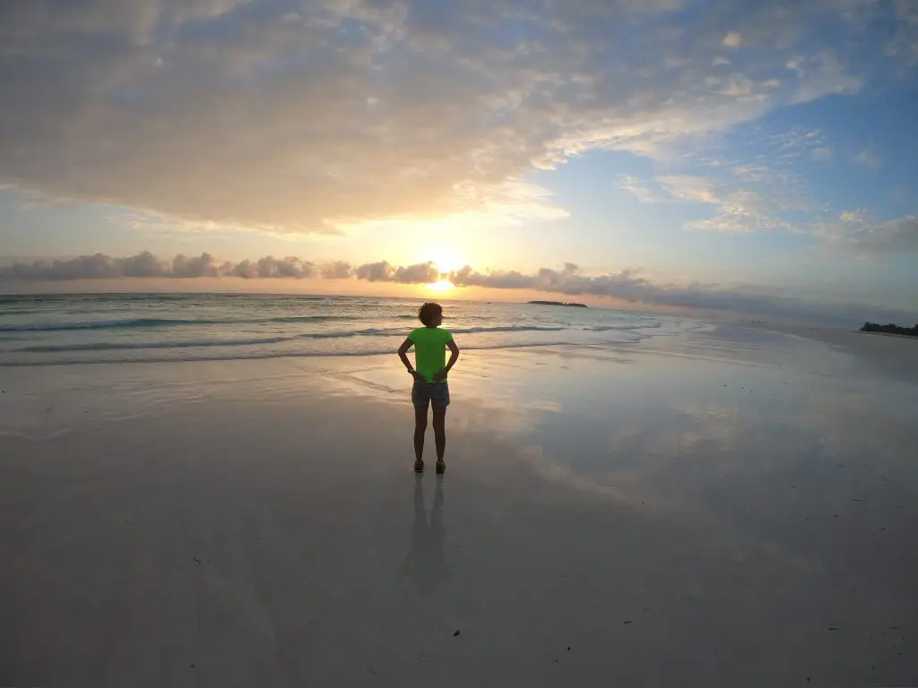 Running de levée de soleil à 5h30 du matin en bord de la plage à Zanzibar avec la visite des crabes