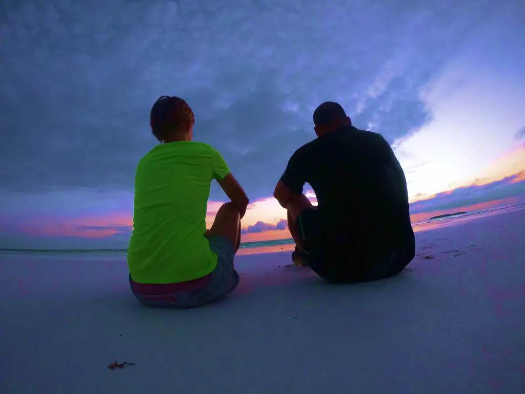 Pause admirative devant le levée de soleil avant de repartir courir sur la plage de Zanzibar