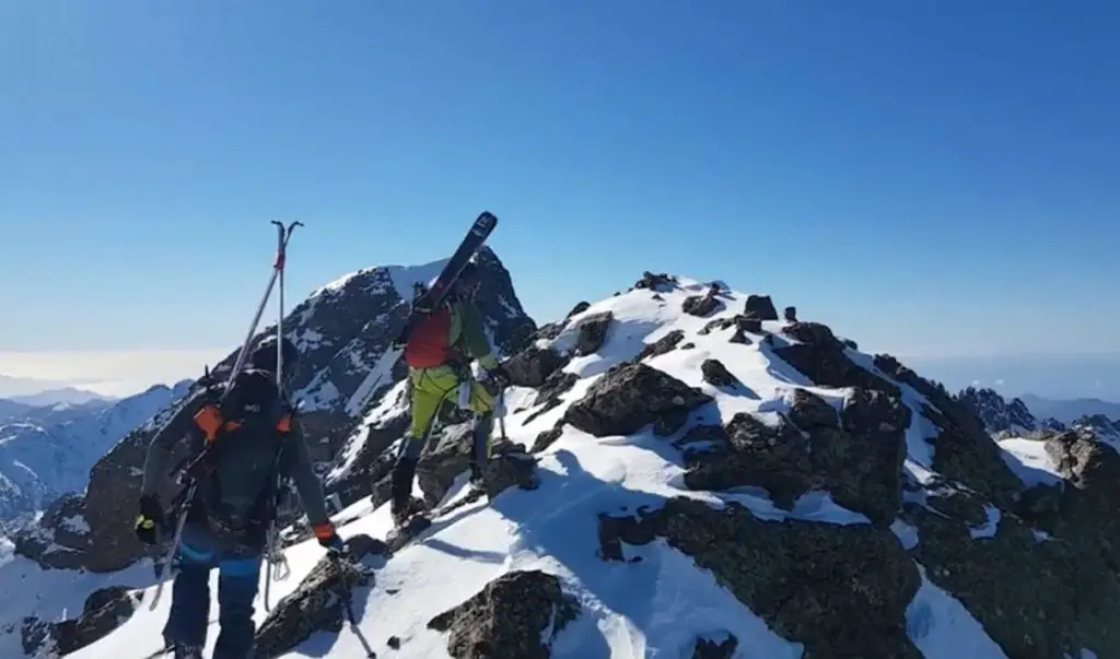 Arrivée au sommet du Ciuntrone en Alpi Ski