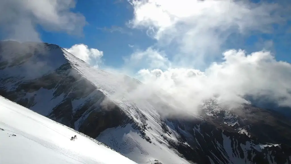 Descente dans la neige en VTT de montagne avec Alexis Righetti Athlète Brubeck