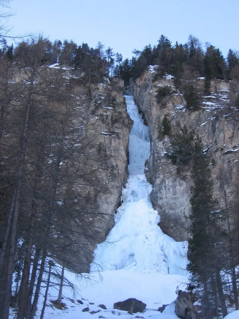 Vue sur la cascade des Formes du Chaos à Ceillac Vue sur la cascade des Formes du Chaos à Ceillac