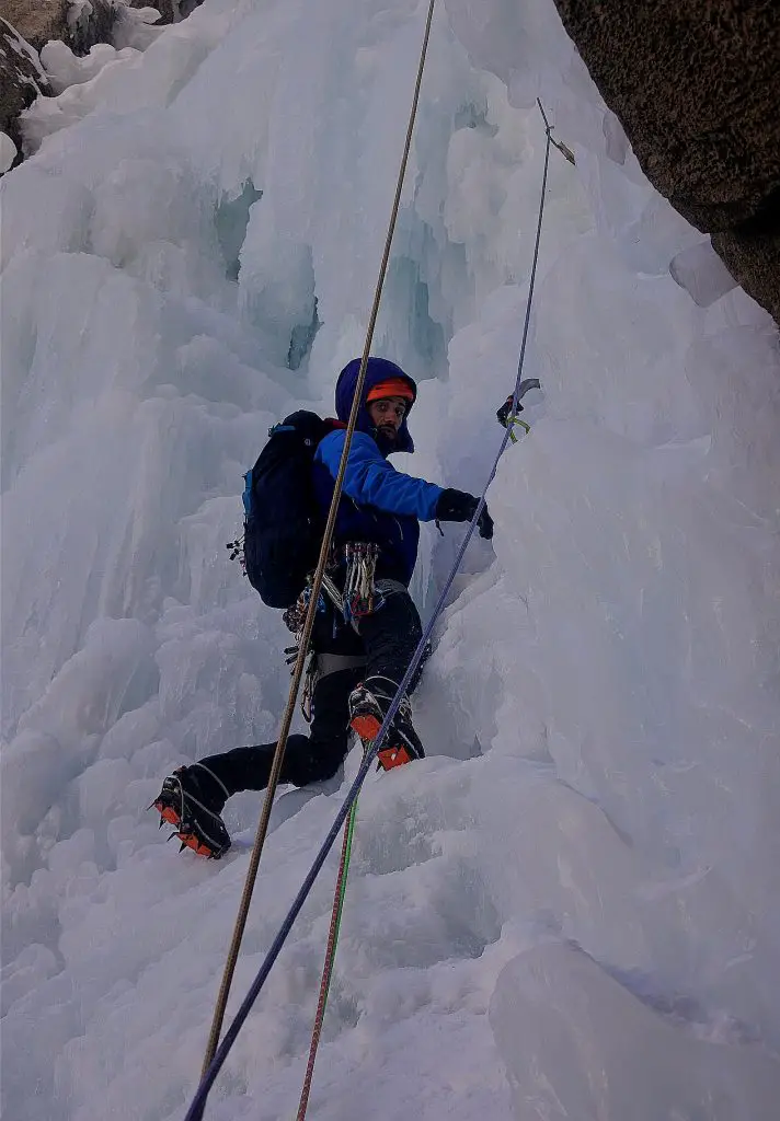 Alex au départ de la 4eme longueur dans la cascade de glace de Ceillac