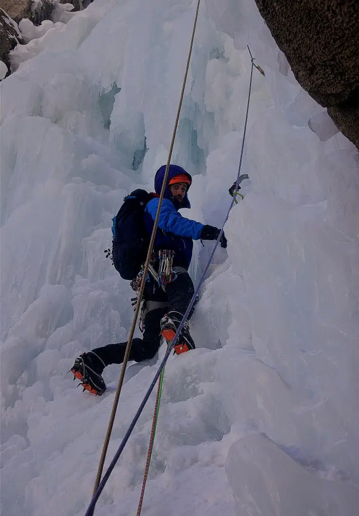 Alex au départ de la 4eme longueur dans la cascade de glace de Ceillac Alex au départ de la 4eme longueur dans la cascade de glace de Ceillac
