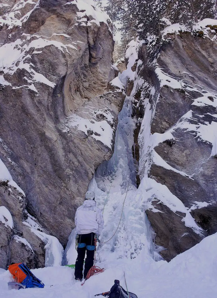 La fameuse cheminée de L7 la cascade des Formes du Chaos à Ceillac