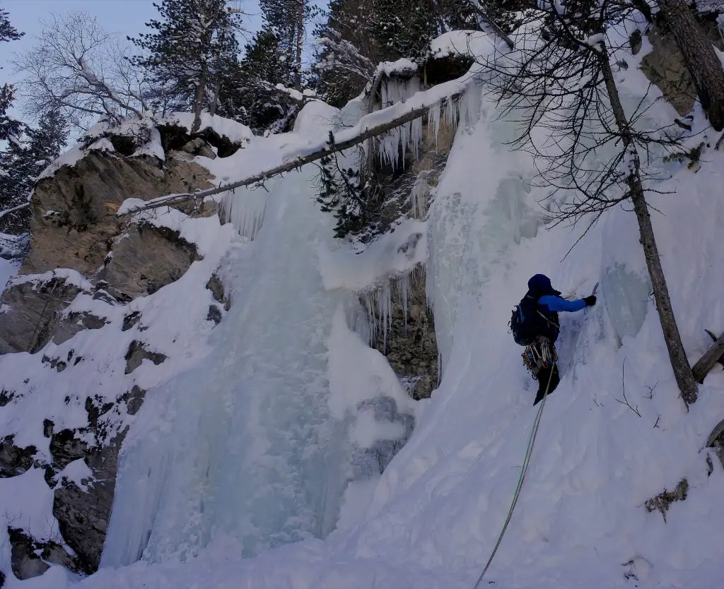 Dernier ressaut, dernière longueur pour Alex dans la la cascade des Formes du Chaos à Ceillac