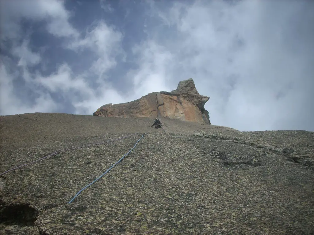 La belle fissure de la dernière longueur en 6c+de « voix du druide » à l'aiguille du Moine