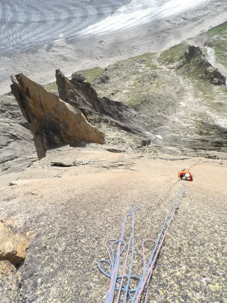 Le beau Granite de l’aiguille du moine avec vue sur la mer de glace