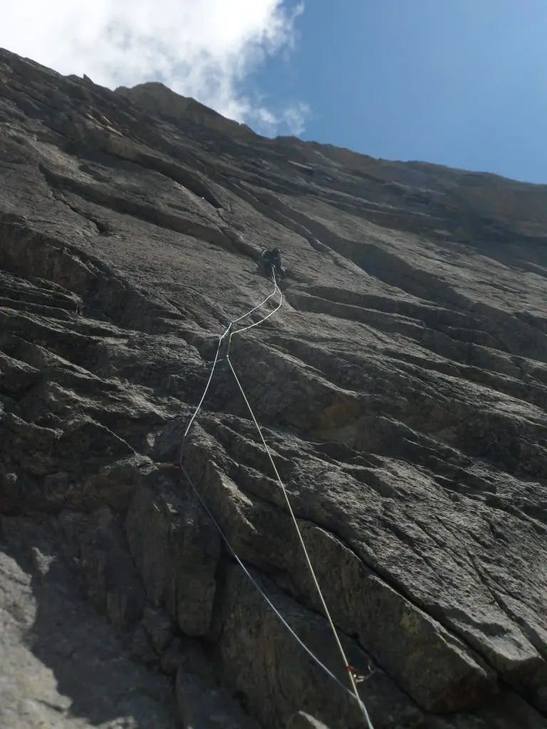 Le début des difficultés dans Sale Athée durant l'escalade sur l’aiguille du Moine