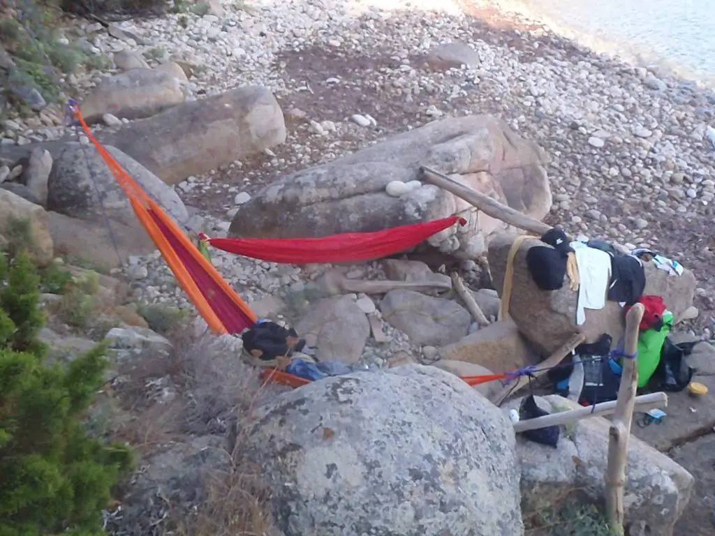 Bivouac hamac durant une randonnée kayak de mer