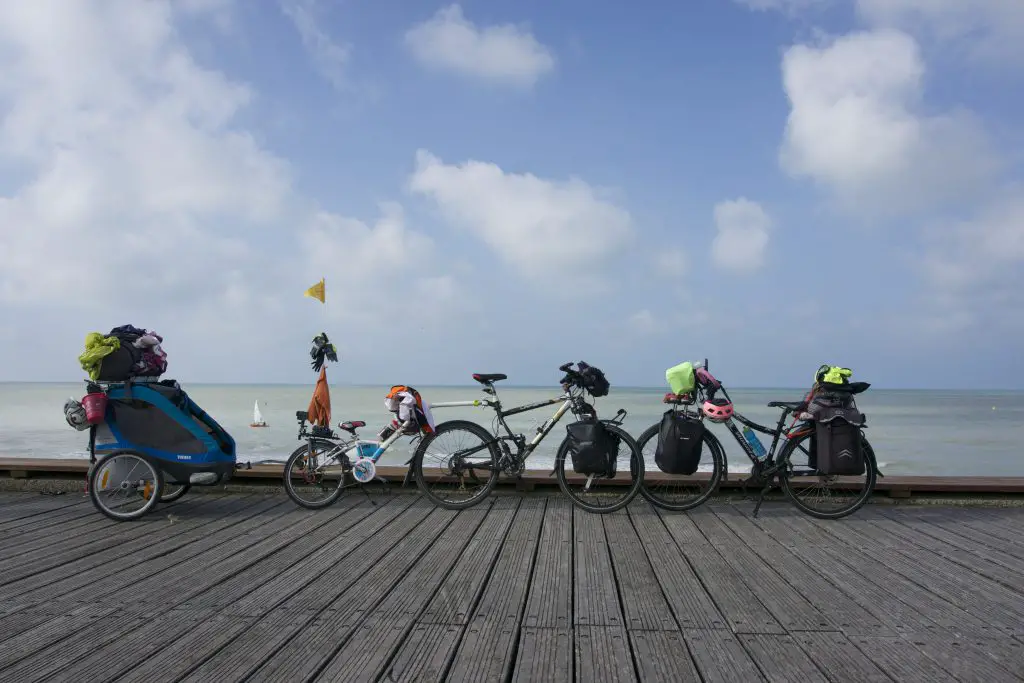 Notre convoi vélo avec remoruqe pour notre tour de france en famille sur 8 mois