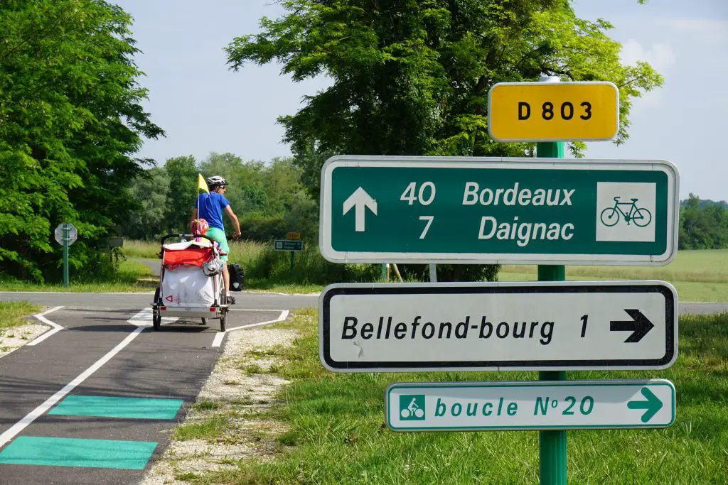Suivez les panneaux pour partir en vélo avec enfants durant 8 mois en France