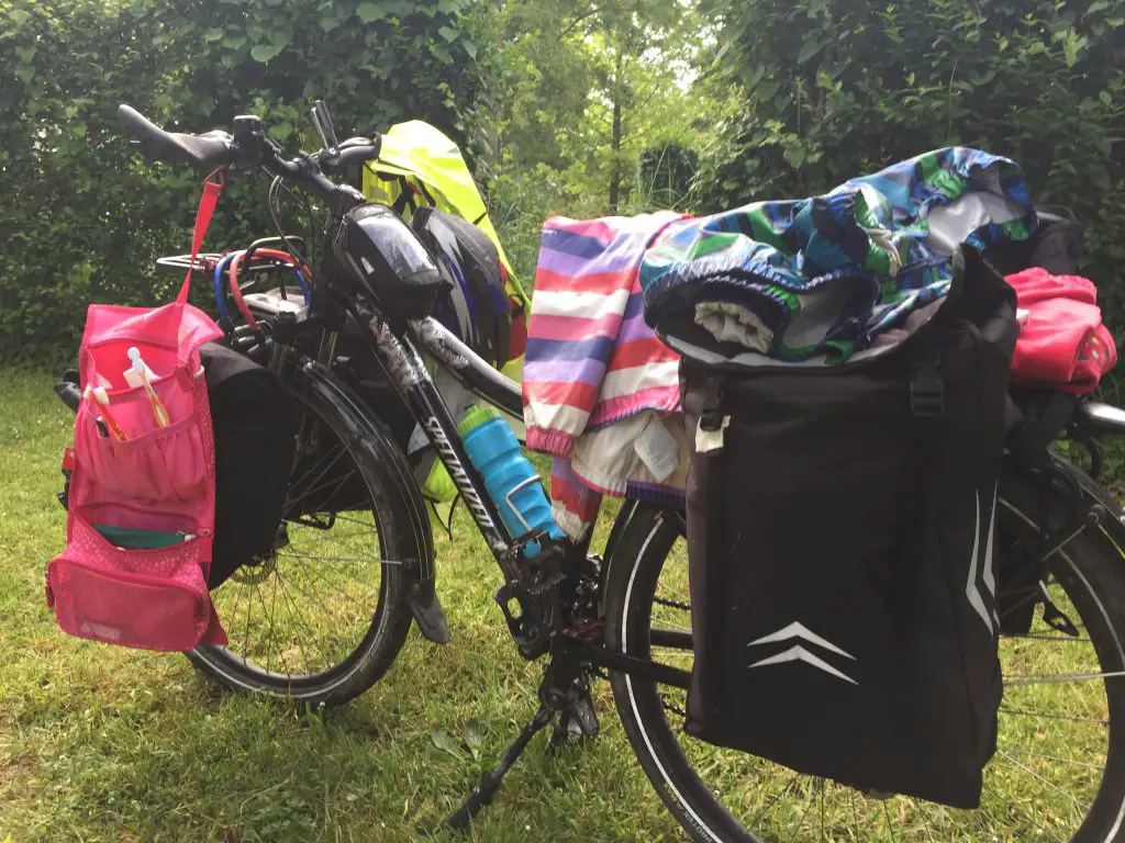 Equipement d'un vélo pour 8 mous de cyclotourisme en France avec enfants Equipement d