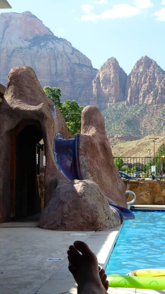 Vue de la piscine du Zion Park Motel